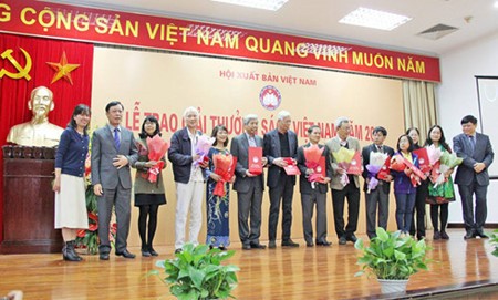В Ханое вручена премия Вьетнама за лучшую книгу 2016 года - ảnh 1